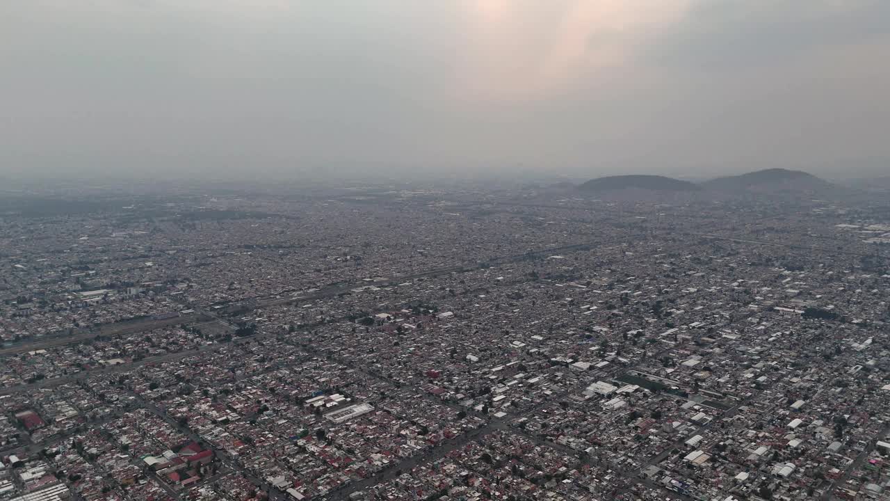 阴天，郊区，无人机拍摄的埃卡特佩克街道和大道视频素材