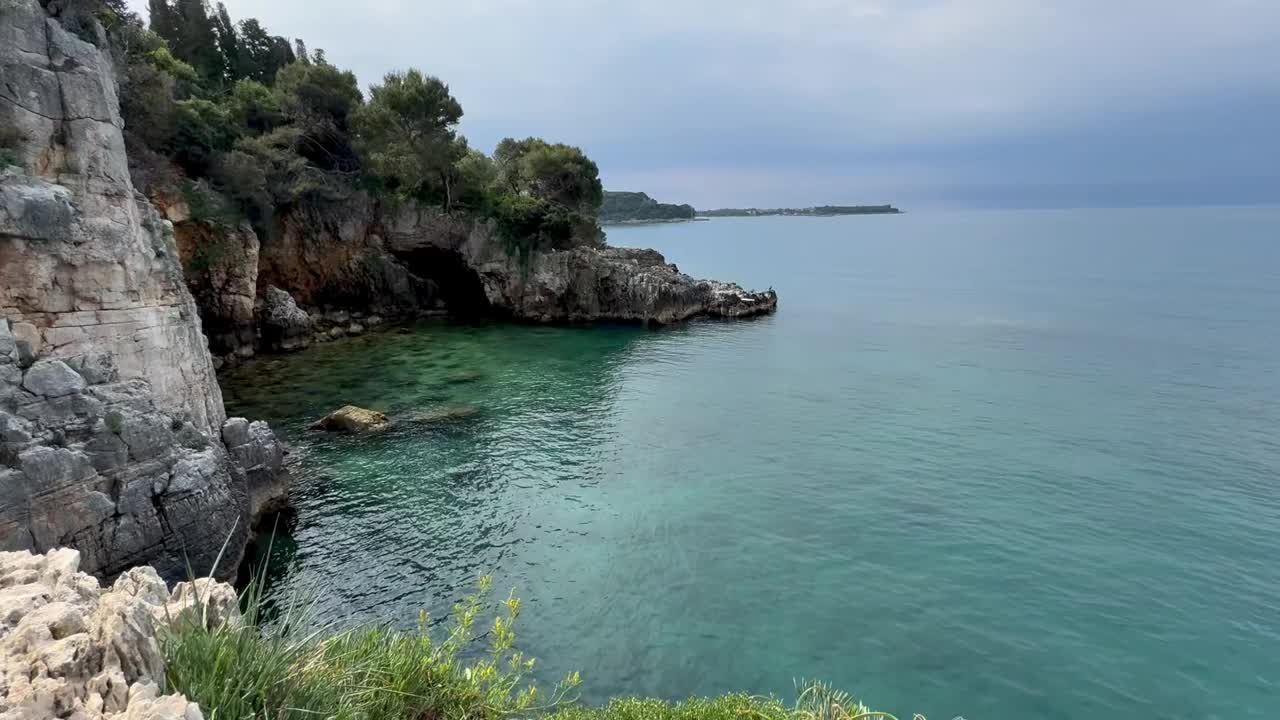 水在克罗地亚罗维尼圣凯瑟琳岛的岩石海湾里荡漾视频下载