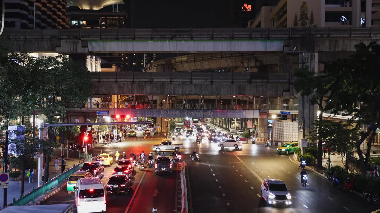 繁忙的曼谷街道在夜晚的交通和轻轨视频素材