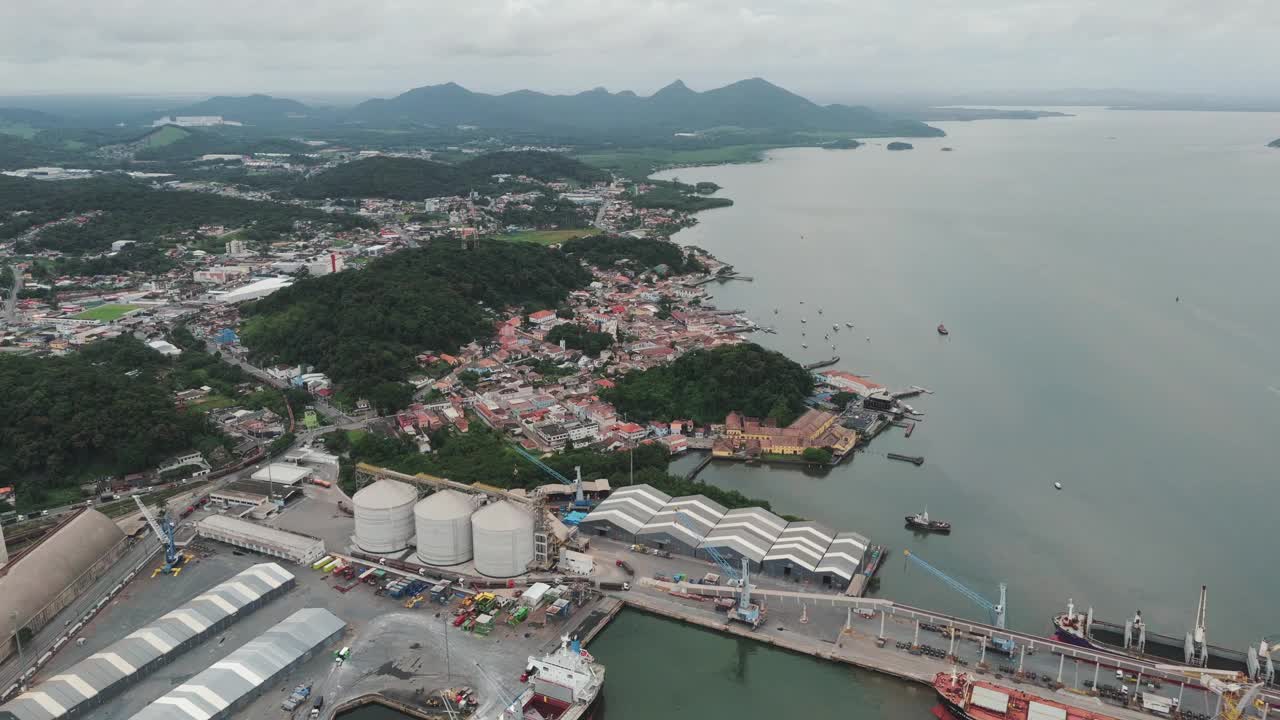 南<s:1>圣弗朗西斯科港鸟瞰图，散装仓库结构和市区。圣卡塔琳娜，巴西视频素材