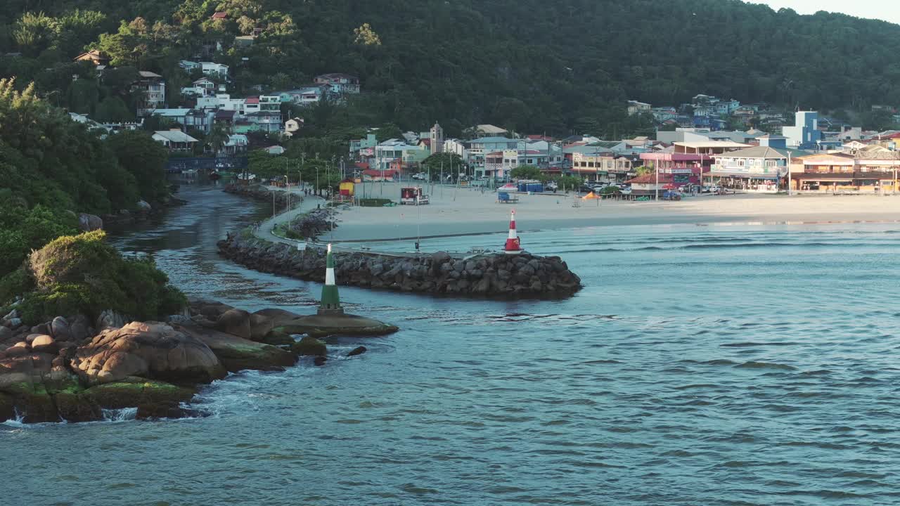 Barra Da Lagoa运河入口处的灯塔鸟瞰图。圣卡塔琳娜，Florianópolis，巴西，4k无人机。视频素材