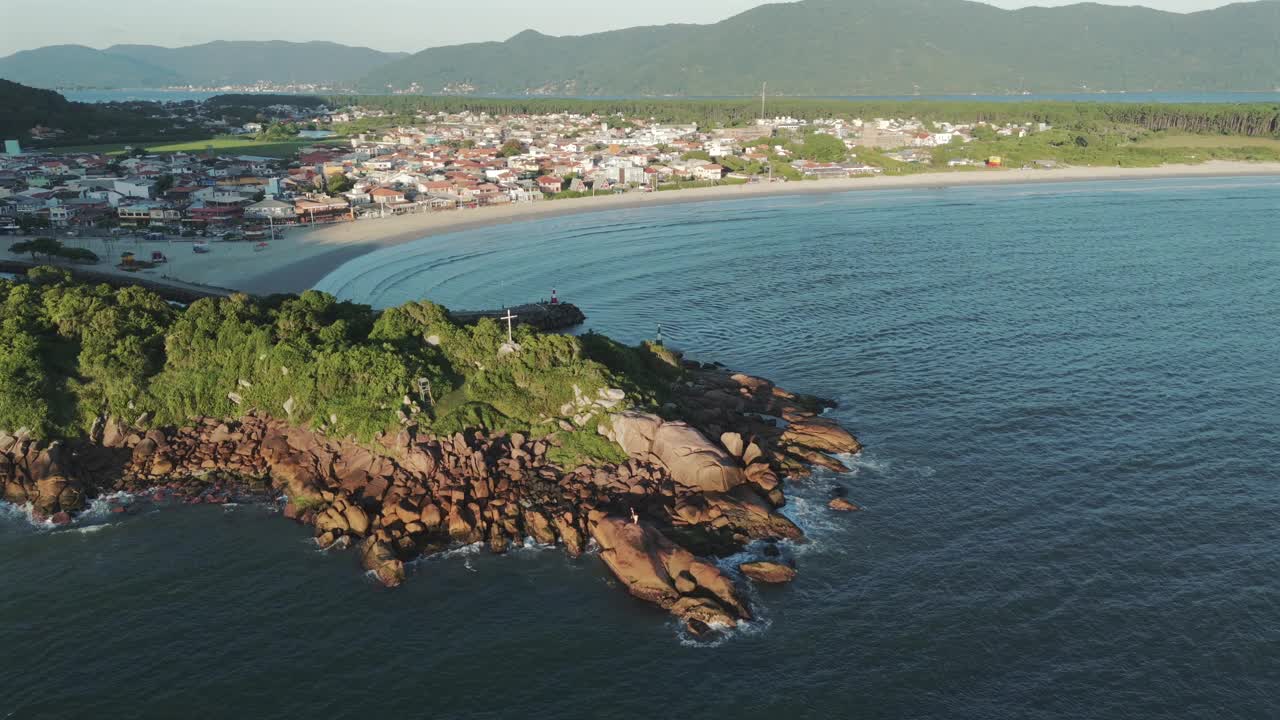 巴西圣卡塔琳娜，Florianópolis，巴拉达拉戈阿的景观小镇和海滩鸟瞰图。4k无人机。视频素材