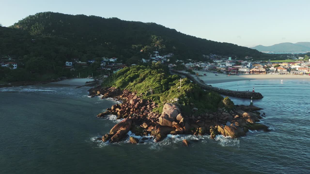 Barra da Lagoa岩石海岸的鸟瞰图，景观Florianópolis，圣卡塔琳娜，巴西。4k无人机。视频素材