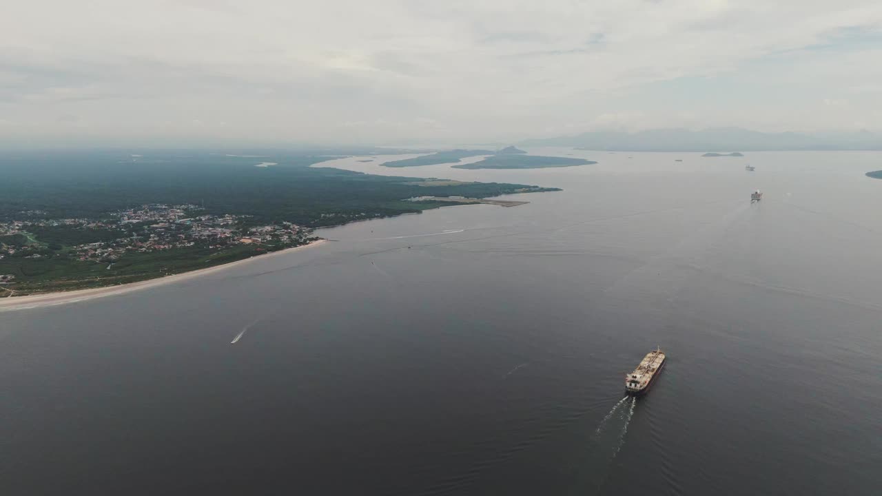 巴拉那瓜湾的空中景观，几艘货船驶向港口。巴西巴拉那，4k无人机视频素材