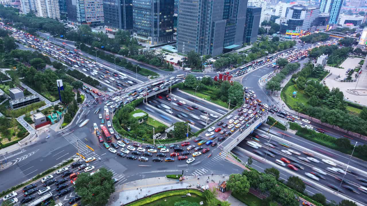 高速公路鸟瞰图繁忙的城市高峰时间交通堵塞严重的高速公路。视频素材