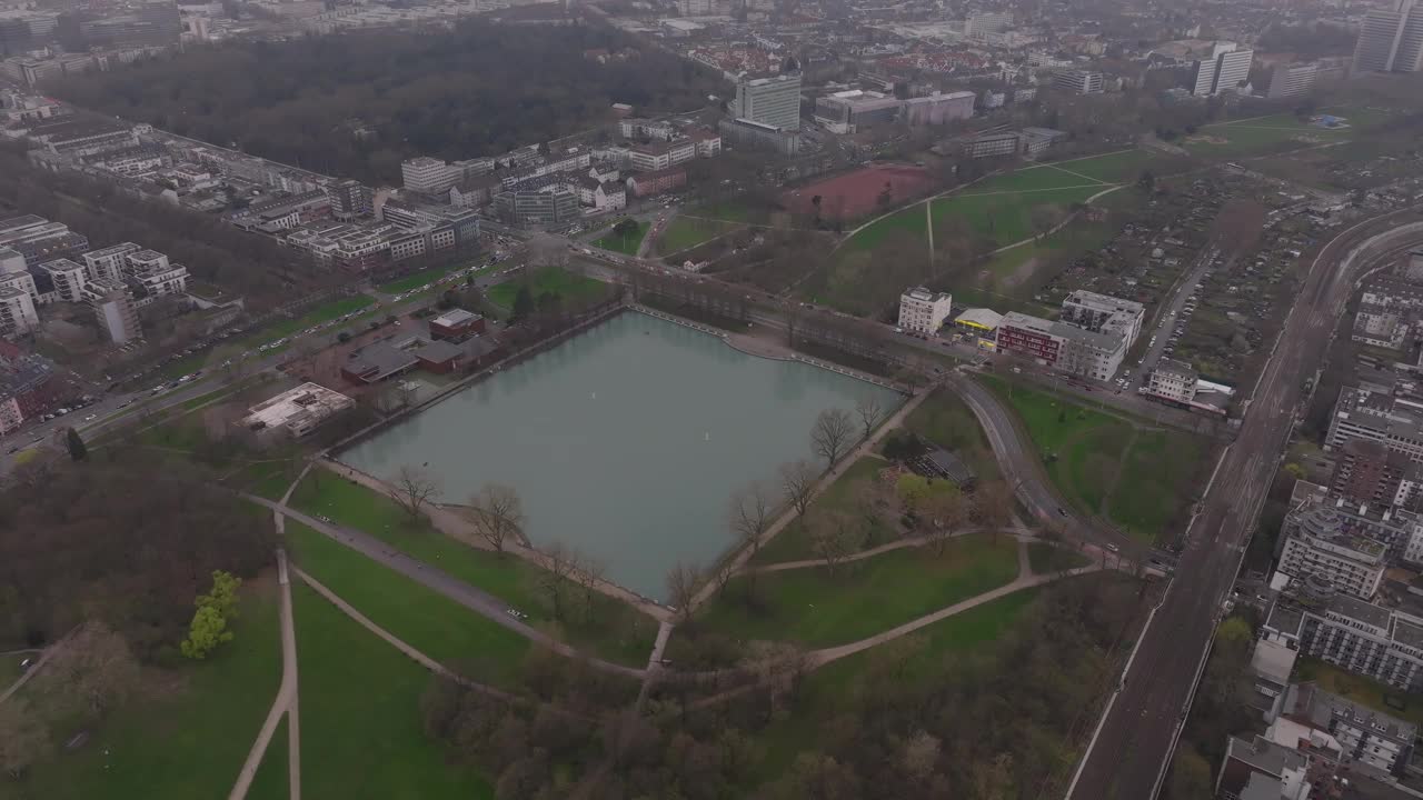 德国科隆Aachener weher周围的绿色草地。从空中俯瞰公园、建筑物和城市基础设施视频素材