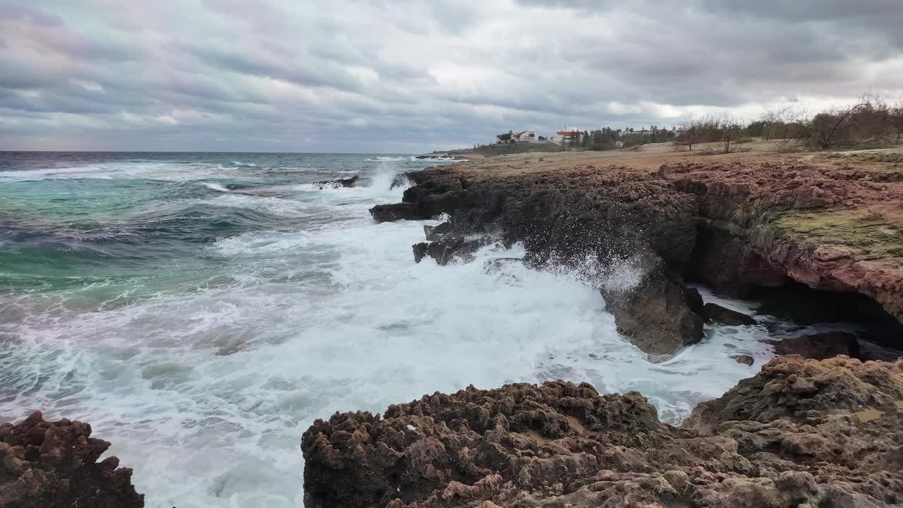 岩石嶙峋的海岸线，海浪拍打着海岸视频素材