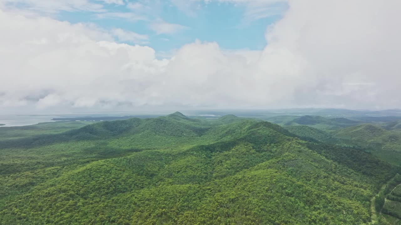 飞过云雾缭绕的青山视频素材