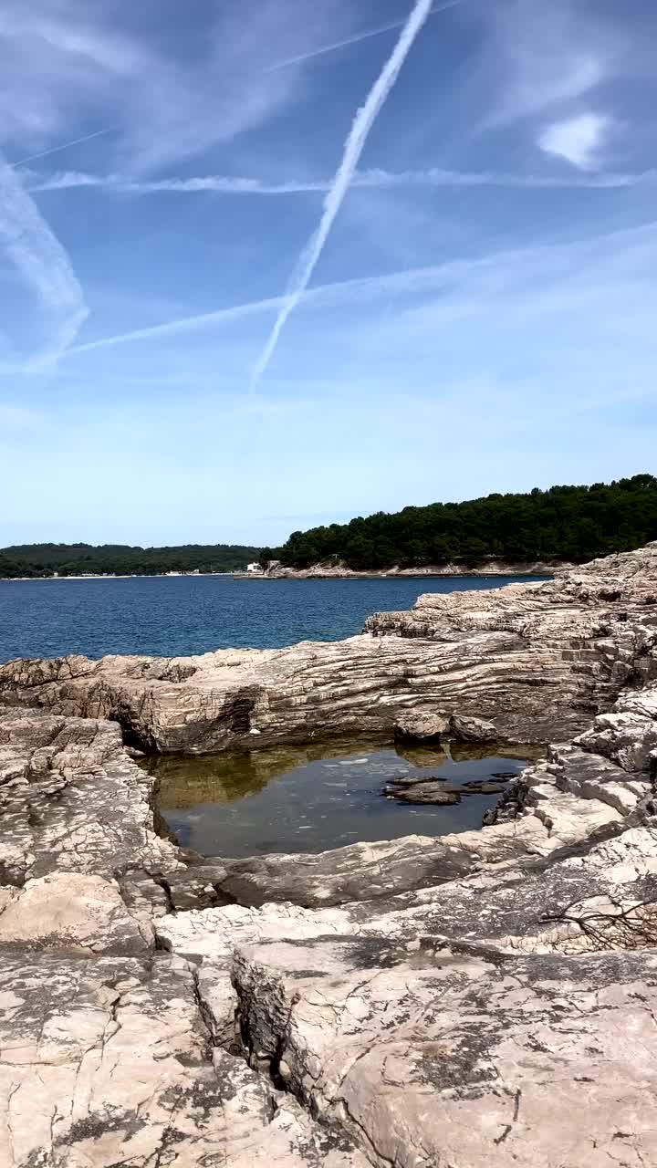 克罗地亚的海滩。多岩石的海岸线。视频素材