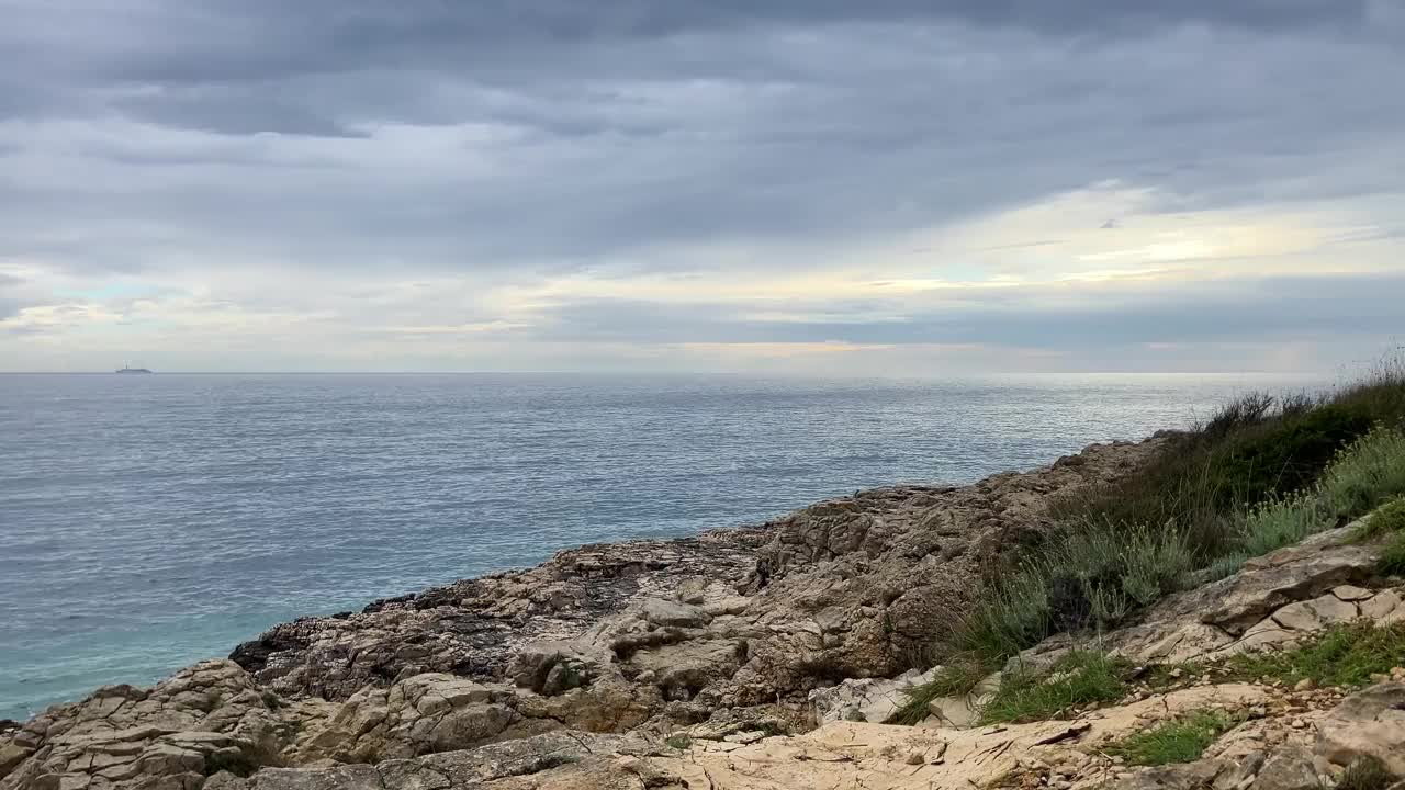 克罗地亚的海滩。多岩石的海岸线。视频素材