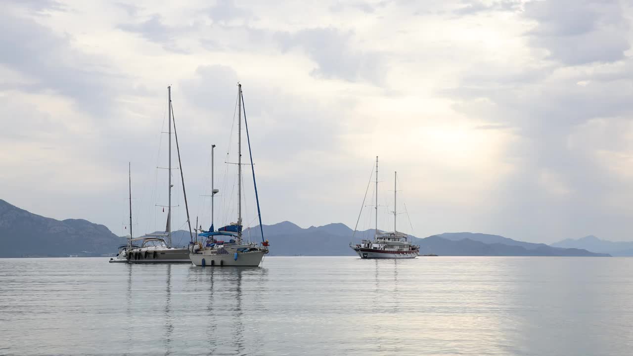 帆船在安静的土耳其海湾在地中海视频素材