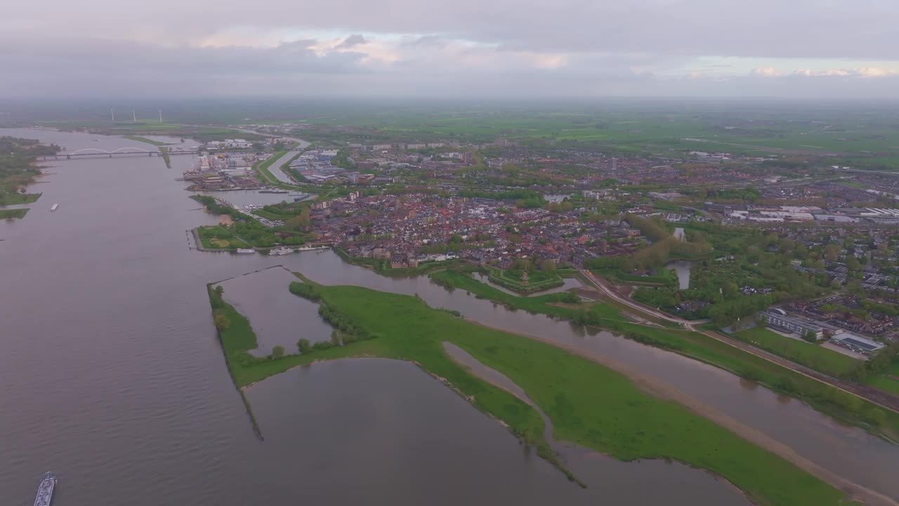 荷兰Gorinchem，黎明时宁静的河流、城镇和田野鸟瞰图。视频素材