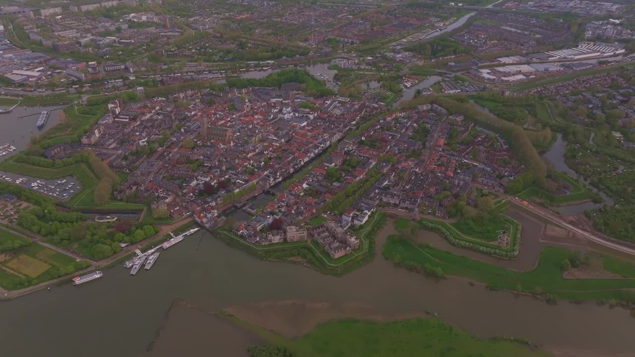 荷兰Gorinchem，日出时历史名城瓦尔河鸟瞰图。视频素材