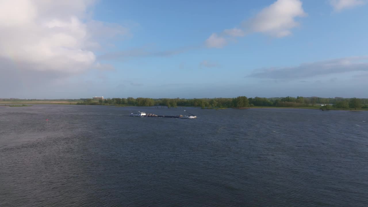 荷兰Gorinchem，日落时分的瓦尔河与货船的鸟瞰图。视频素材