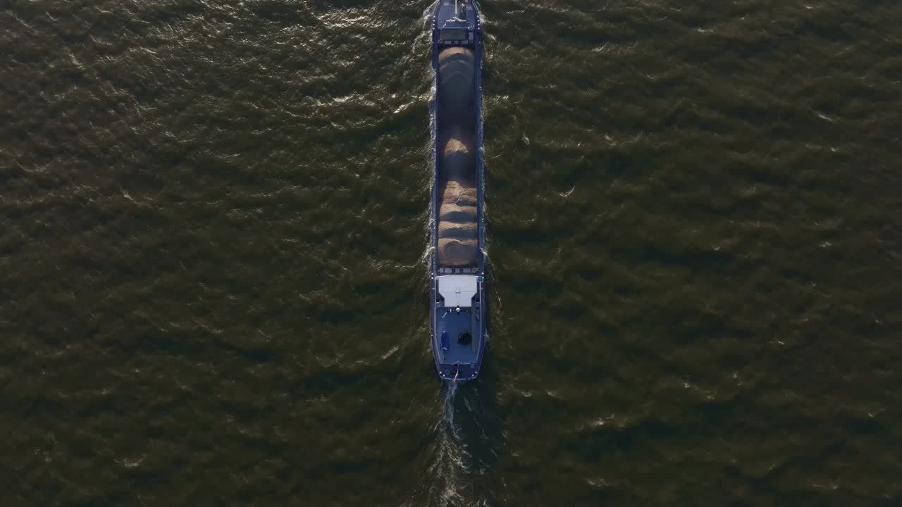 荷兰Gorinchem，日落时瓦尔河上的货船鸟瞰图。视频素材