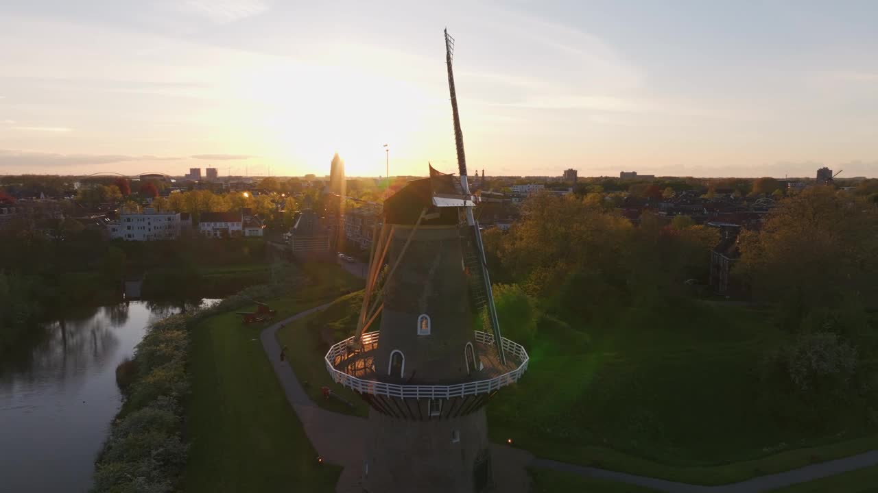 荷兰，Gorinchem，鸟瞰图，有风车、河流和日落的城市。视频素材