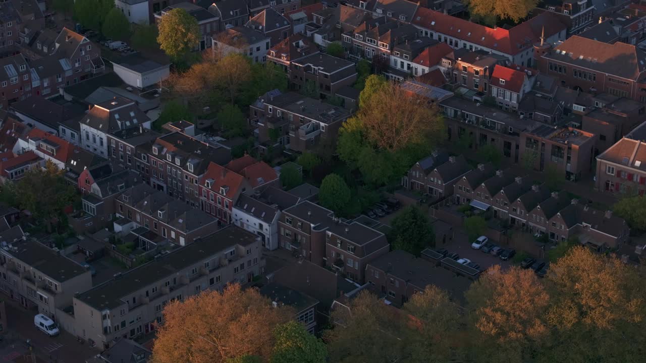 荷兰Gorinchem，日落时历史悠久的大教堂和河流的鸟瞰图。视频素材