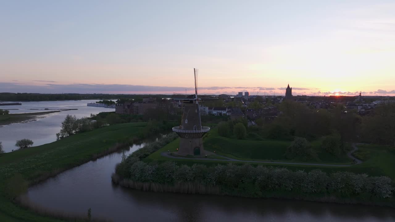 夕阳下的风车和河流鸟瞰图，荷兰。视频素材