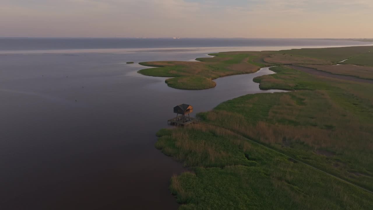 鸟瞰日出时宁静的湿地，瓦登海，荷兰凯卡斯特。视频素材