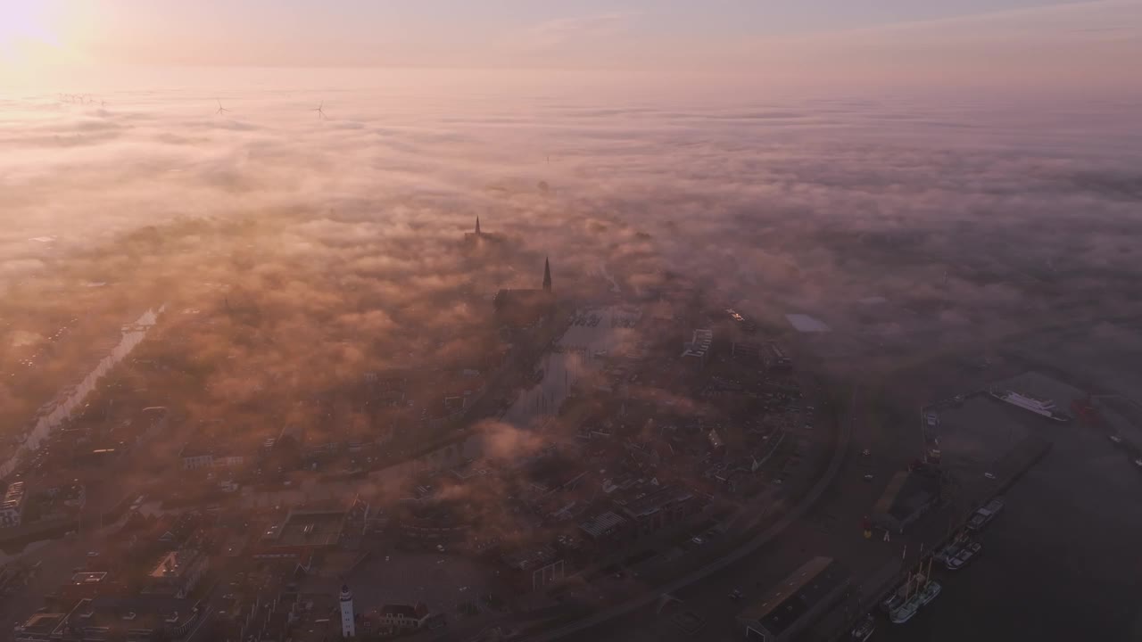 荷兰城市和教堂上空雾蒙蒙的日出鸟瞰图。视频素材