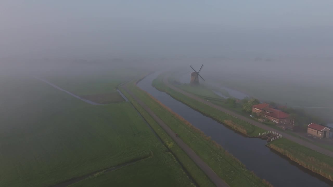 荷兰运河沿岸的风车和草地鸟瞰图。视频素材