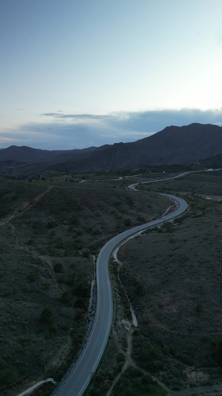 西班牙，日落时蜿蜒的山路鸟瞰图。视频素材