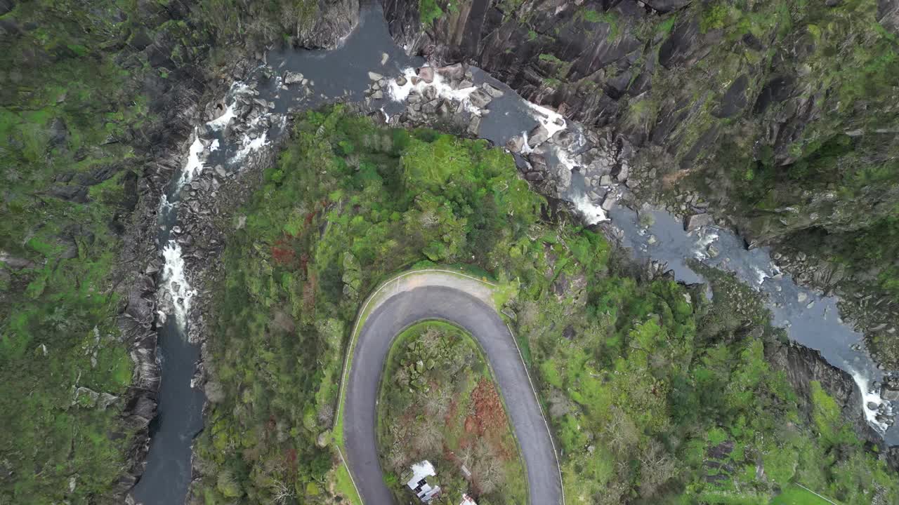 鸟瞰沿着利米亚河蜿蜒的道路，葡萄牙。视频素材