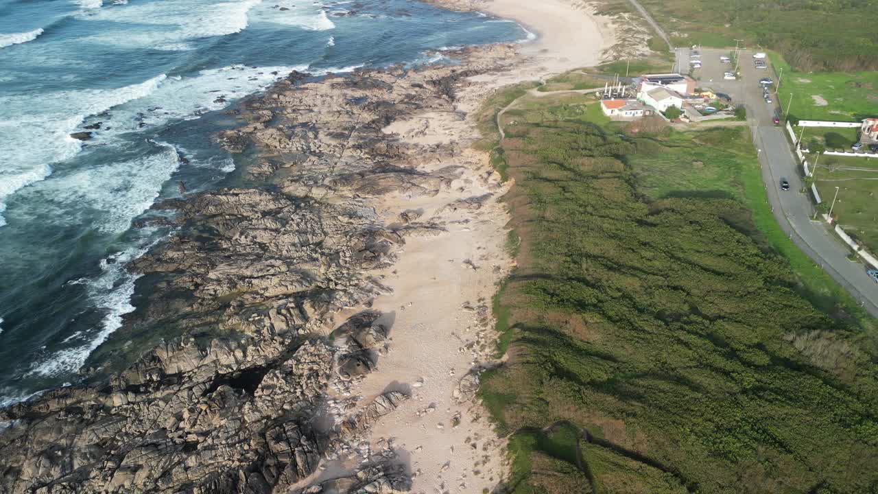 鸟瞰海岸海滩，海浪和岩石，葡萄牙。视频素材