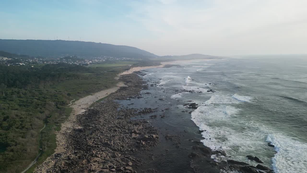 鸟瞰岩石海岸和翻滚的海浪，葡萄牙。视频素材