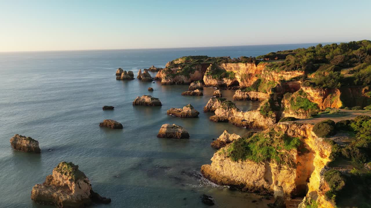 鸟瞰岩石悬崖和宁静的海洋，葡萄牙。视频素材