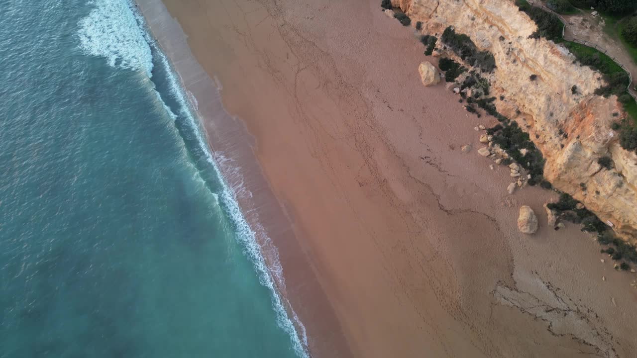 鸟瞰海滩和悬崖的蓝色海洋，葡萄牙。视频素材