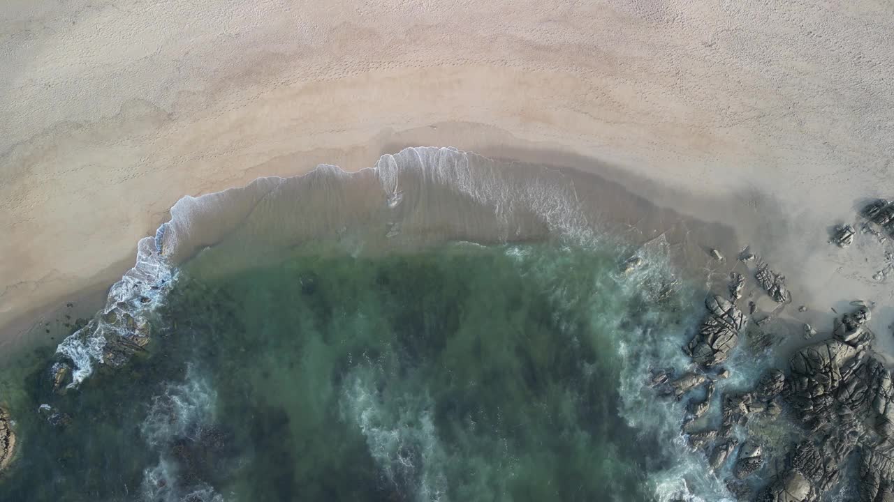 鸟瞰岩石海滩和海浪，葡萄牙。视频素材