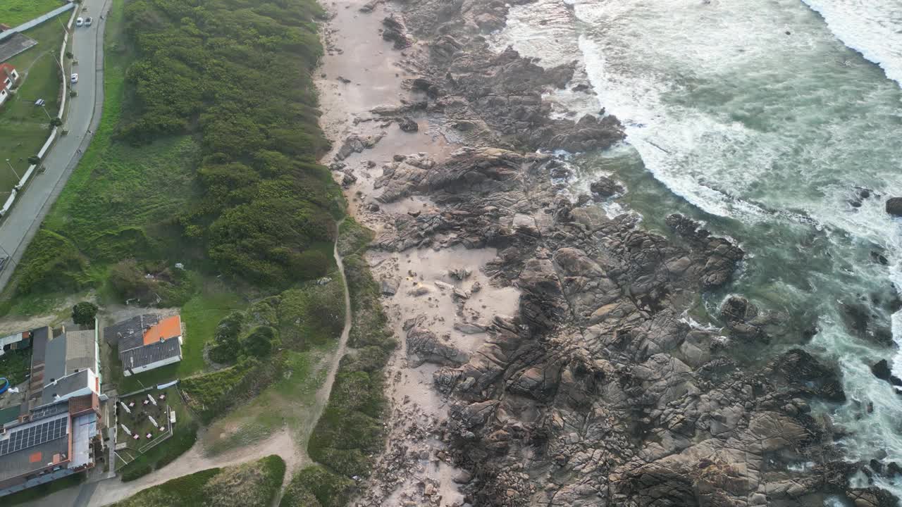 鸟瞰葡萄牙的岩石海岸和海滩，海浪汹涌。视频素材