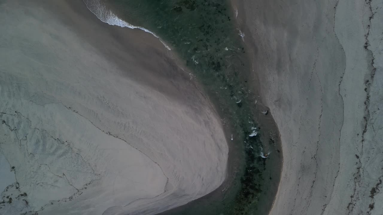 鸟瞰宁静的海滩和河流，葡萄牙。视频素材