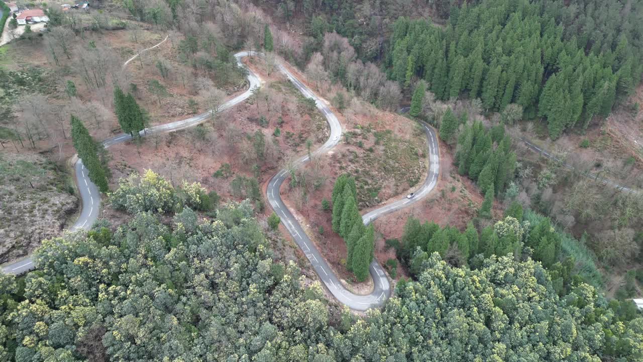 鸟瞰穿过森林山口的蜿蜒道路，葡萄牙。视频素材