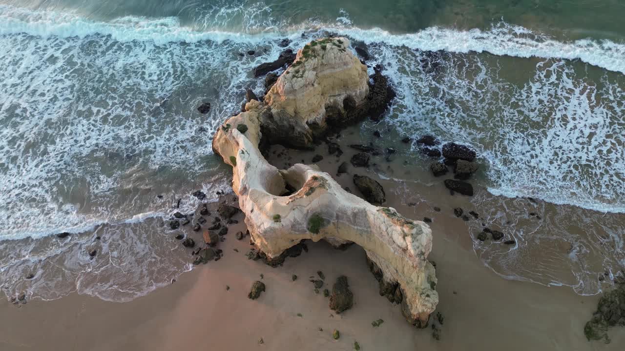 鸟瞰普拉亚多斯特雷斯城堡与岩石海岸线，葡萄牙。视频素材