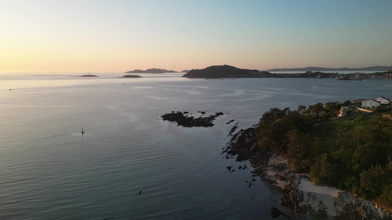 鸟瞰宁静的日落在岩石海岸和森林半岛，西班牙。视频素材