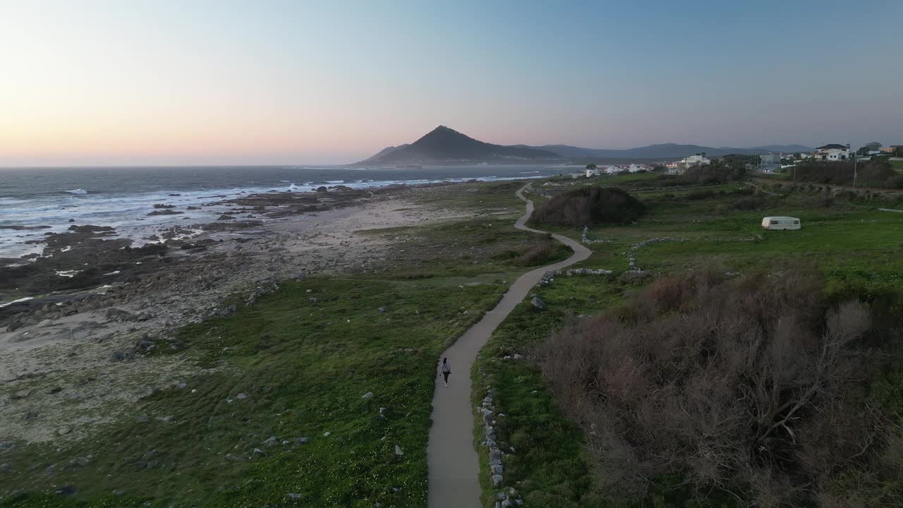 鸟瞰日落时的海岸路径，葡萄牙。视频素材