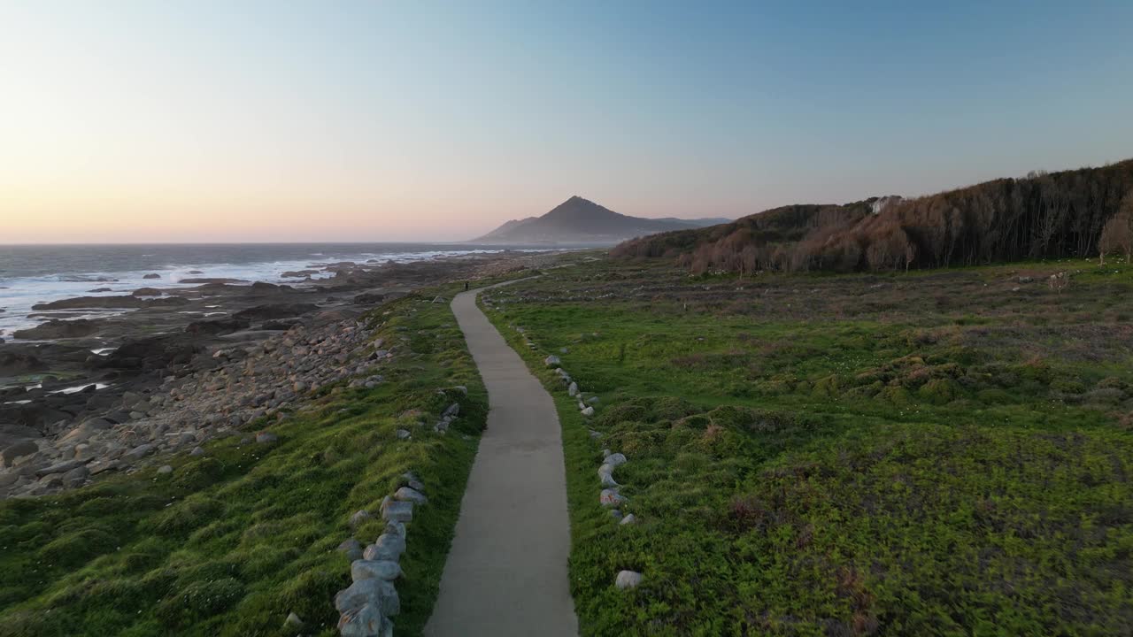 鸟瞰岩石海岸和沿着海洋的山路，葡萄牙。视频素材