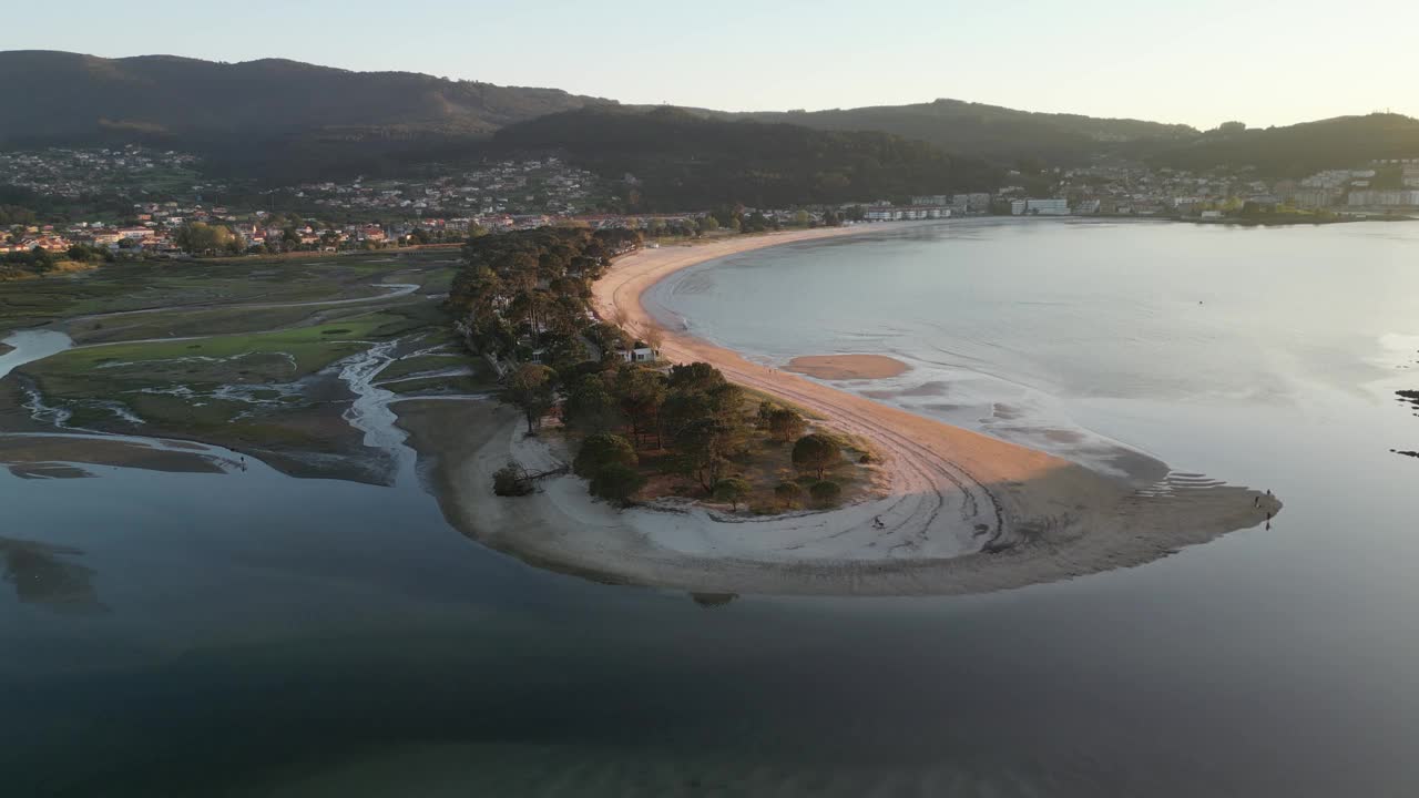 西班牙日落时的海滩和海湾鸟瞰图。视频素材