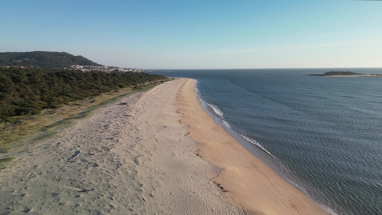 鸟瞰宁静的Camarido海滩，Caminha, Viana do Castelo，葡萄牙。视频素材