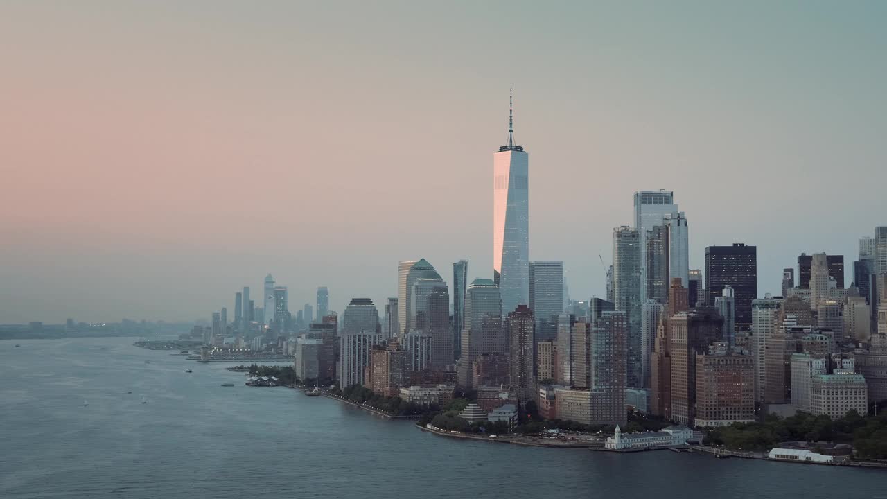 日落时曼哈顿天际线的鸟瞰图。纽约市的摩天大楼与无云的蓝色日落天空。从直升机上拍摄的。视频下载