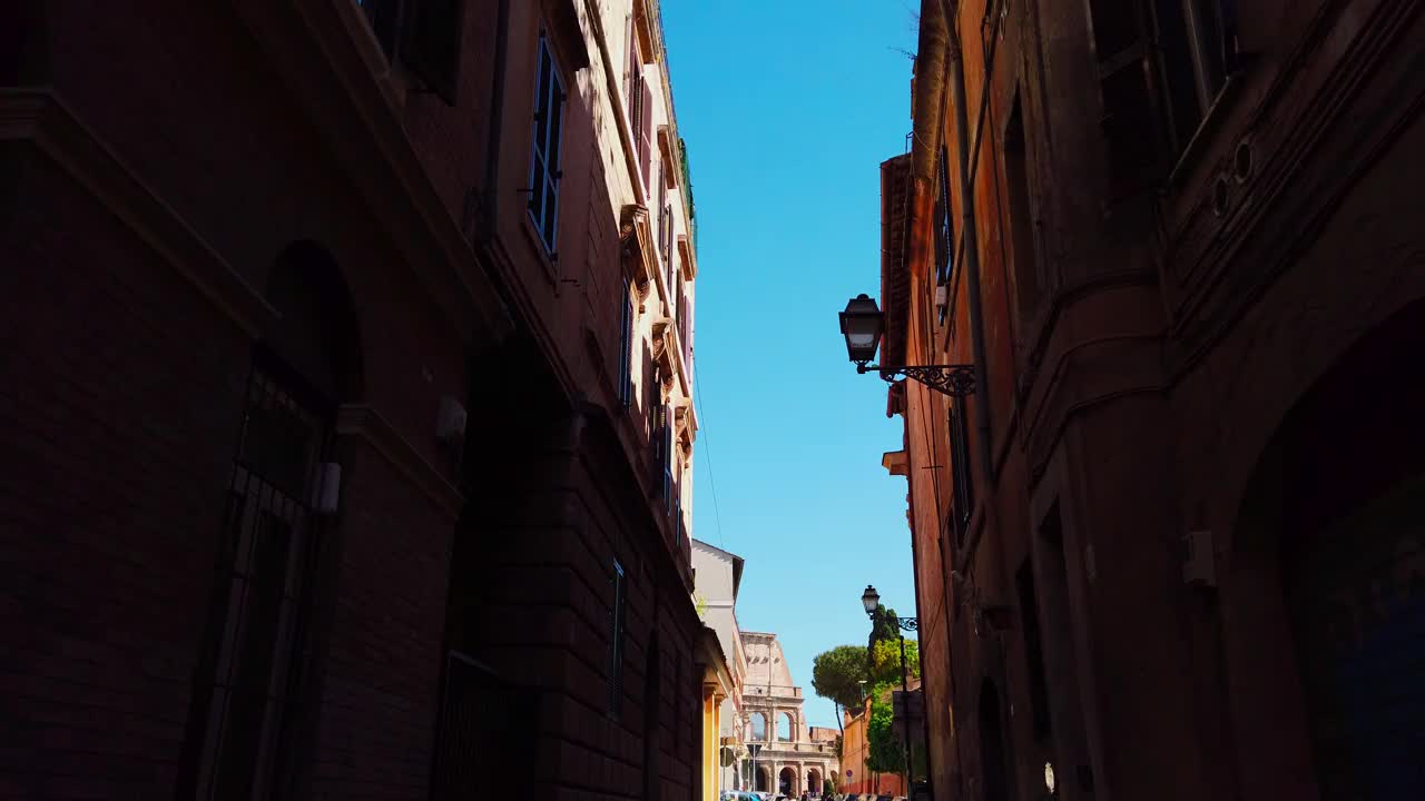从舒适狭窄的街道俯瞰罗马斗兽场视频下载