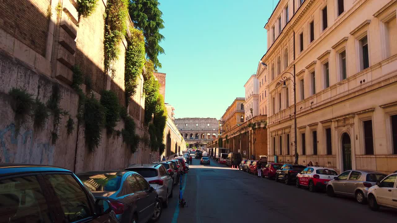 从舒适狭窄的街道俯瞰罗马斗兽场视频下载