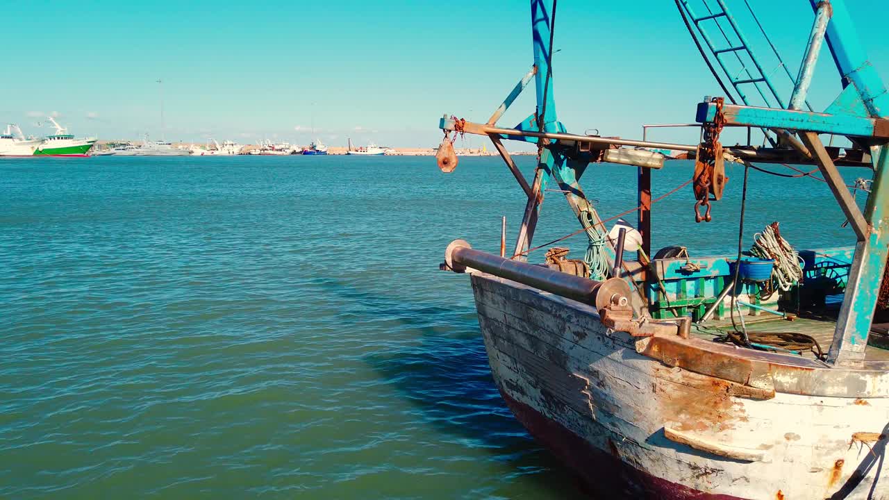 旧渔船停泊在港口视频下载