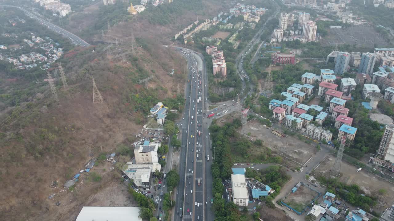 空中无人机视图的新孟买天际线在Nerul和多车道国家高速公路上的交通流量-锡安潘维尔高速公路或孟买萨塔拉高速公路从无人机的视角在一个抽象的视频片段。视频素材