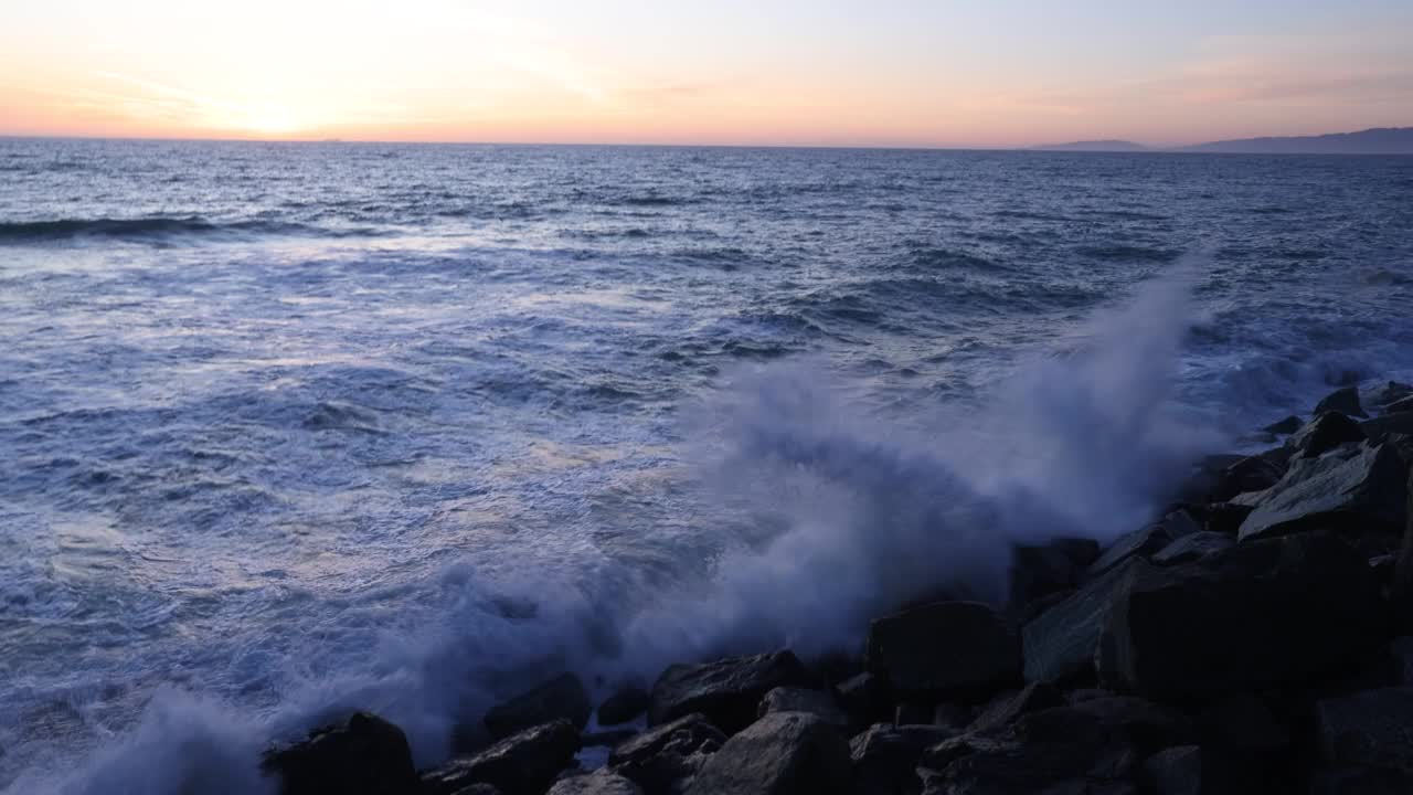 美国西海岸美丽的日落和冲浪视频素材