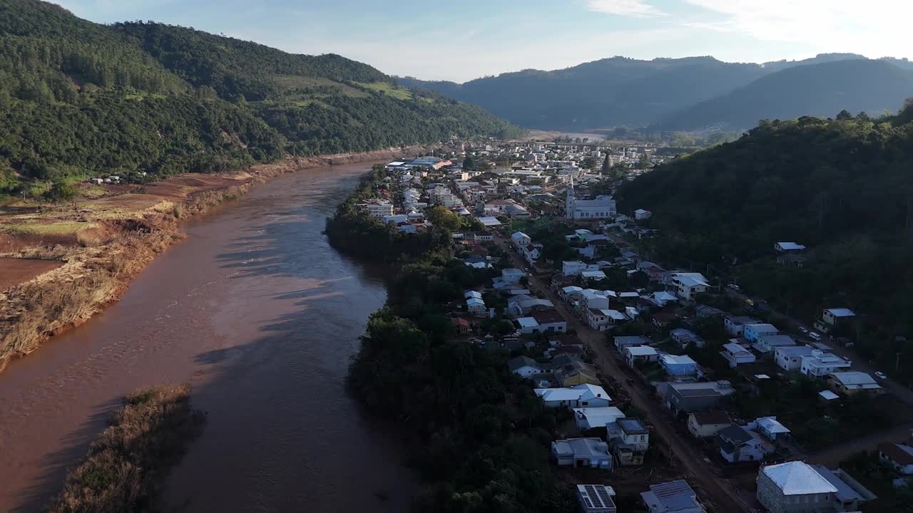 险恶的河水水位威胁着城市地区，让城市居民焦虑不安视频素材