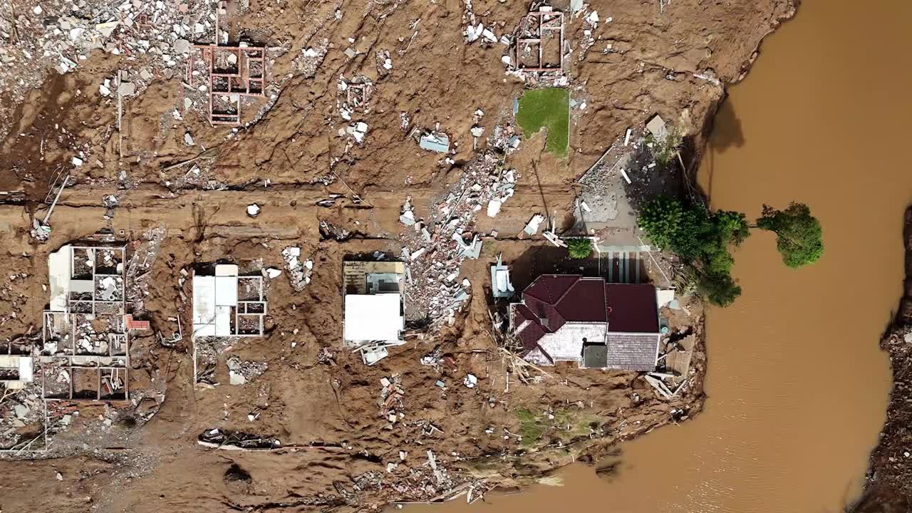 建筑废墟被极端降雨摧毁，巴西洪水危机视频素材