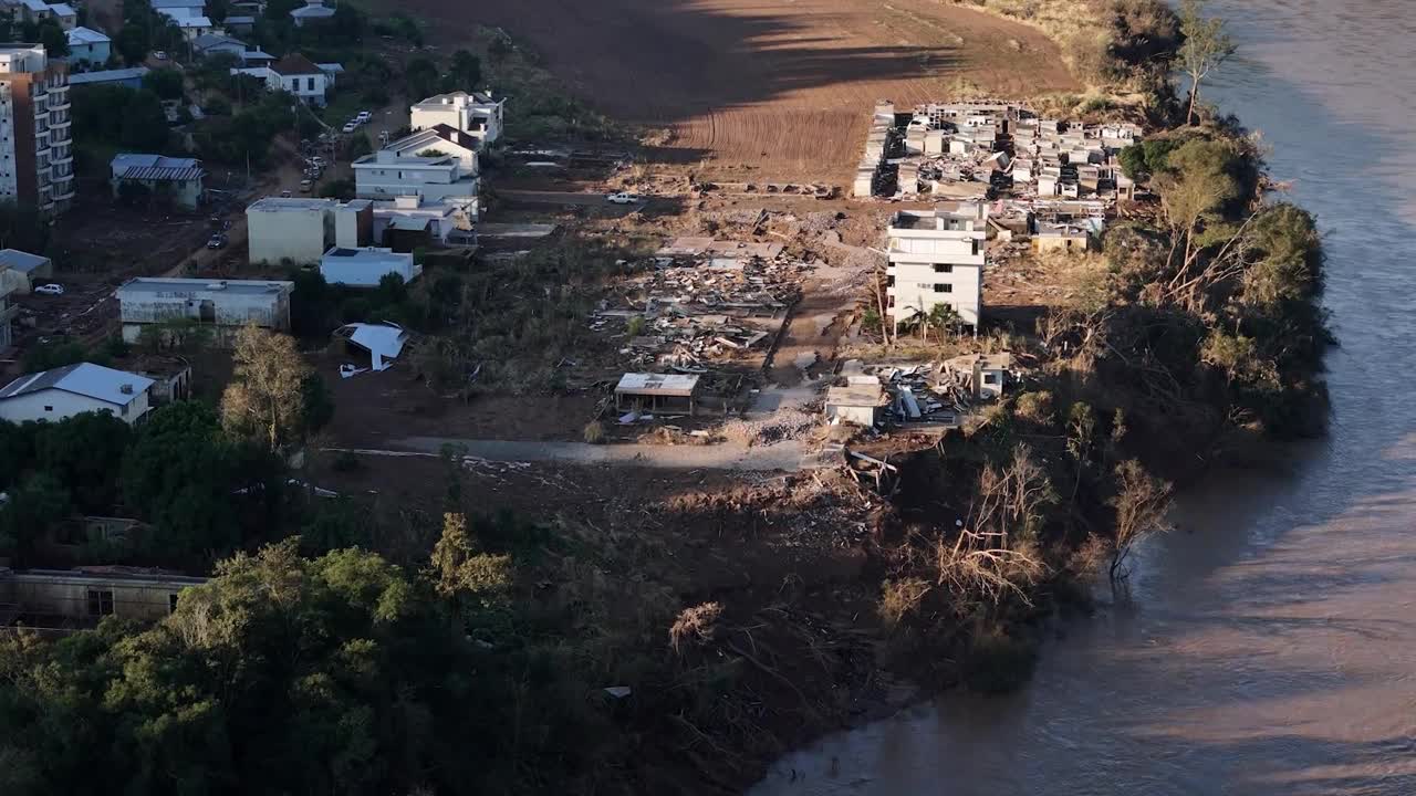 河岸位置的建筑物被不断上升的水位摧毁，洪水泛滥视频素材